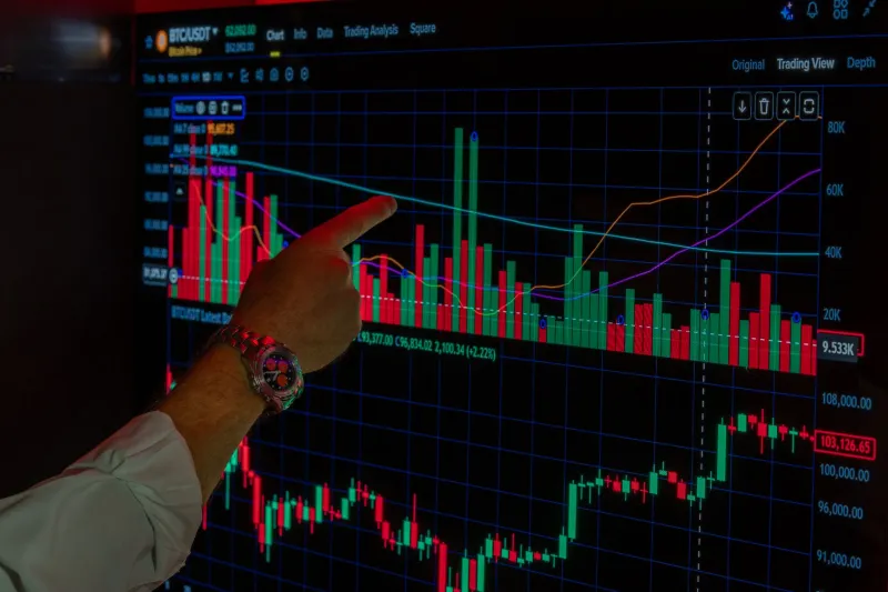 False Safety in Numbers: How Crypto Diversification Fails When Markets Panic